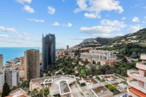 uitzicht op een stad met gebouwen en de oceaan bij Monaco border - Balcon vue mer - DD in Beausoleil