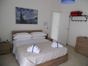 a bedroom with two beds and a painting on the wall at LA CASA di ROSA 