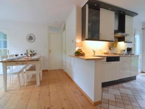 Η κουζίνα ή μικρή κουζίνα στο Holiday Home Voorthuizen near De Veluwe
