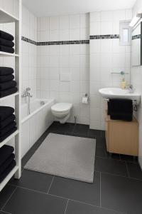 une salle de bain avec un lavabo, des toilettes et une baignoire dans l'établissement Ferienwohnung Hafenglück 13, à Überlingen