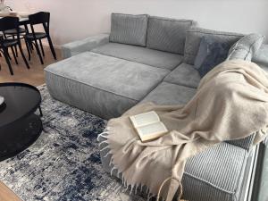 ein Wohnzimmer mit einer Couch mit einer Decke drauf in der Unterkunft Dvojizbový apartmán v centre in Poprad
