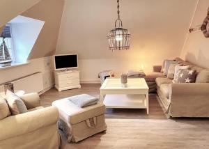 a living room with a couch and a table at Stilvolle 2 5 Zimmer Wohnung unter Reet in SPO mit Garten in Sankt Peter-Ording