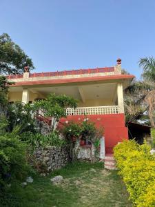Casa roja y blanca con jardín en Anandmai Heritage Villa Mount Abu, en Delmāra