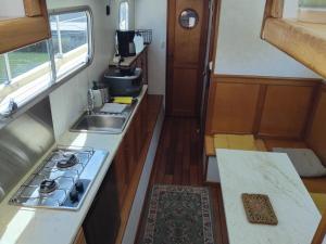 Kuchyň nebo kuchyňský kout v ubytování Penichette cosy couple famille amis ouvriers