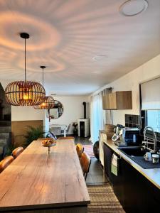 Η κουζίνα ή μικρή κουζίνα στο Maison 3 chambres avec piscine by Ayline