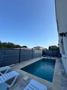 Πισίνα στο ή κοντά στο Maison 3 chambres avec piscine by Ayline