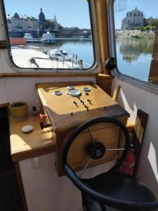 Výhled na řeku, která protéká v blízkosti ubytování na lodi + 4 fotografie