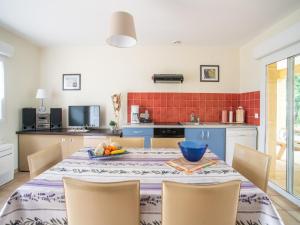 Η κουζίνα ή μικρή κουζίνα στο Alluring Holiday Home in Largentière with Pool