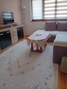 Una sala de estar con un sofá y una mesa de café. en apartman centar sarajevo, en Sarajevo