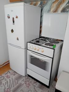 una cocina con estufa y refrigerador en apartman centar sarajevo, en Sarajevo 5 fotos más