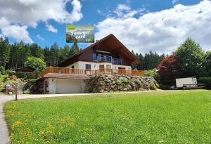 una grande casa con un cartello sopra di Apartmenthaus Kammblick a Gröbming