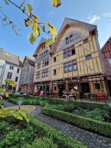 トロワにあるAppartement T2 Troyesの大きな建物