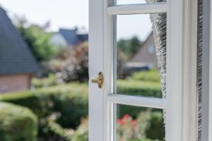 an open window with a view of a yard at Primera in Keitum