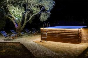 Una piscina con sillas y una escalera al lado. en Sinani Villa - Garden Oasis with Private Pool, en Kolymbia