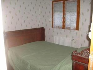 una piccola camera da letto con un letto e una finestra di Maison à Saint-Blimont a Saint-Blimont Altre 4 foto