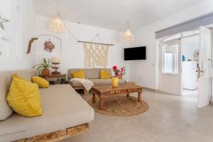 a living room with a couch and a table at El Refugio de Churchill in Máguez