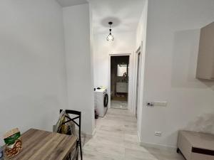 a room with a hallway with white walls and a table at Apartament in Ploieşti