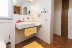 Bilik mandi di Hotel Oberwirt - nahe an Saalbach und Zell am See, Viehhofen Sommercard
