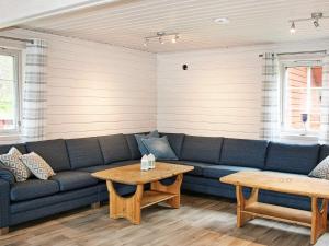 Frafjordにある27 person holiday home in dyrdal-By Traumの青いソファとテーブルのあるリビングルーム +19枚の写真
