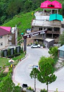 une voiture garée sur un parking devant un immeuble dans l'établissement Ghar by the hills, à Solan