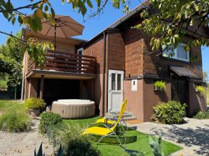 ein Haus mit einem Whirlpool im Hof in der Unterkunft Apartman Sweet stay by Deda Ferda in Draganići