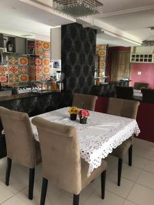una mesa con sillas y un mantel blanco. en Eco Residência, en Ananindeua