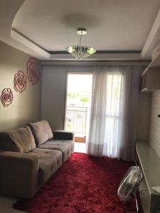Una sala de estar con un sofá y una ventana. en Eco Residência, en Ananindeua