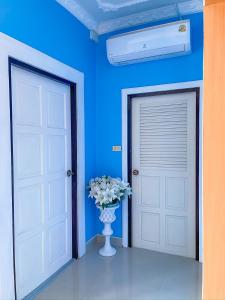 Afbeelding uit fotogalerij van The Nice Pool Villa Sittahip เดอะไนท์พูลวิลล่าสัตหีบ in Ban Tao Than +9 foto's