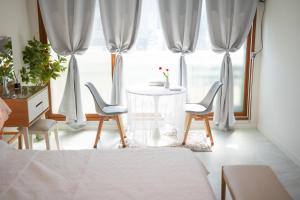 平泽市Stay SPC的卧室在窗户前配有一张桌子和两把椅子