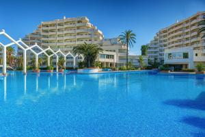 duży basen przed niektórymi budynkami apartamentowymi w obiekcie Benalbeach Costa w mieście Benalmádena +35 zdjęć