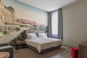 ein Schlafzimmer mit einem Wandbild einer Stadt in der Unterkunft Monumenti Heritage Hotel&Resort in Pula