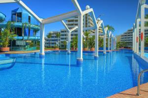 basen w ośrodku ze zjeżdżalnią wodną w obiekcie Benalbeach Costa w mieście Benalmádena