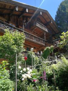 a building with a balcony and a bunch of flowers at Forsthaus Daringer in Mayrhofen