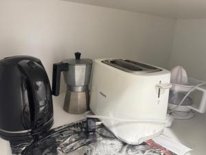 eine Küchentheke mit einem Toaster und einer Kaffeemaschine in der Unterkunft RIOJALAND 1B precioso alojamiento en el centro de Lardero in Lardero