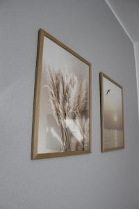 LorupにあるDoppelzimmer 2の壁には鏡が2つあり、その上に花瓶が2つ置かれている