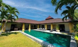een afbeelding van een villa met zwembad bij Luxury Pool Villa - Sawan - 4 Bedroom in Hua Hin