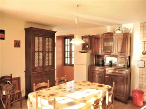 una cucina con tavolo, frigorifero e tavolo di Historic Dordogne Escape a Villefranche-du-Périgord