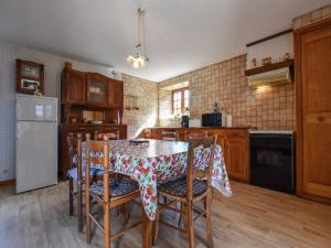 una cucina con tavolo con sedie e frigorifero di Historic Dordogne Escape a Villefranche-du-Périgord