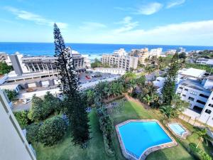 eine Luftaufnahme eines Resorts mit Swimmingpool in der Unterkunft La Ballito 107 in Ballito