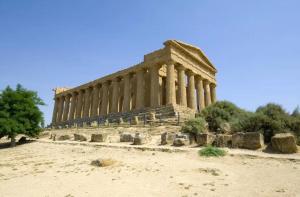 an ancient building with columns on a hill at Casa Del Grillo Parlante in Aragona