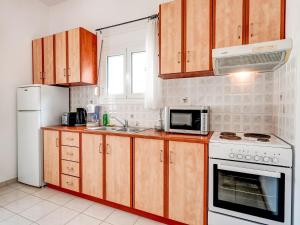 Kuchyň nebo kuchyňský kout v ubytování Villa in Kalamitsi near White Mountains