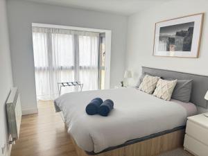 une chambre avec un grand lit avec des oreillers bleus dessus dans l'établissement RIOJALAND 2A precioso alojamiento en el centro de Lardero, à Lardero