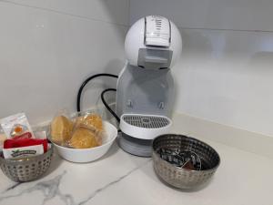 une cafetière posée à côté de deux bols de pain dans l'établissement RIOJALAND 2A precioso alojamiento en el centro de Lardero, à Lardero