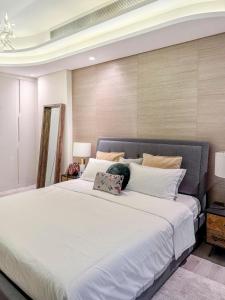 Katil atau katil-katil dalam bilik di Stylish 1BR in Bahrain Bay Area, Cental Location with waterfront +36 gambar