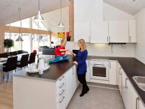 Η κουζίνα ή μικρή κουζίνα στο Luxury Pool Retreat in Kegnaes - By Traum Ferienwohnungen +6 φωτογραφίες