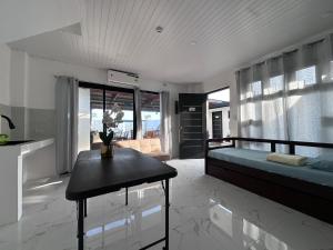 a bedroom with a bed and a table in a room at Verdadero Norte Beach Resort in Luna