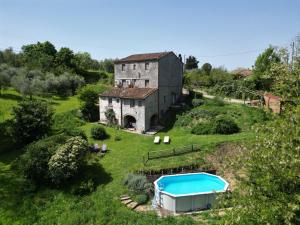 GhizzanoにあるApartment with view and garden - Querciaの古い家(目の前にスイミングプールあり)