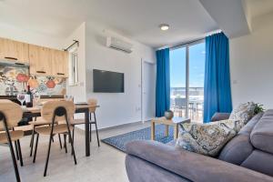 Et tv og/eller underholdning på Sliema 2-bedroom Central Apartments and Penthouse with jacuzzi