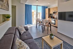 Køkken eller tekøkken på Sliema 2-bedroom Central Apartments and Penthouse with jacuzzi