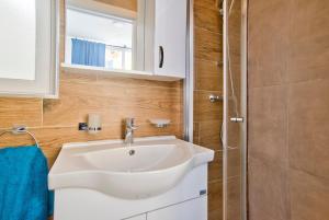 Et badeværelse på Sliema 2-bedroom Central Apartments and Penthouse with jacuzzi + 44 billeder